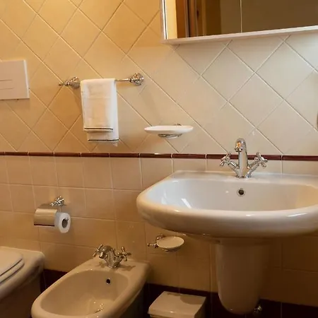 B&B La Fiocchina - Magic Place - & In Garda - Countryside Farmhouse, Inside The Middle Of The 살로