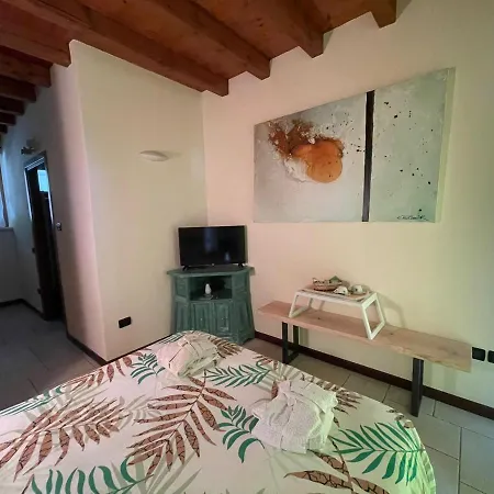 La Fiocchina - Magic Place - & In Garda - Countryside Farmhouse, Inside The Middle Of The B&B *