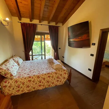 La Fiocchina - Magic Place - & In Garda - Countryside Farmhouse, Inside The Middle Of The Bed and breakfast *